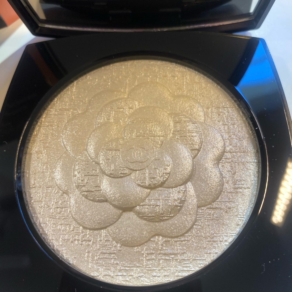 CHANEL Les Symboles De Chanel Le Camelia Pearly White